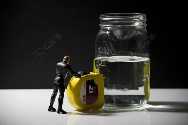 玩具士兵玩具和卷尺水瓶背景图片