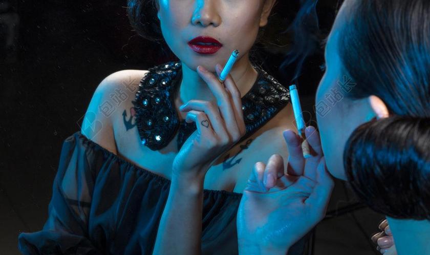 广告时尚抽烟的女子模特背景图片