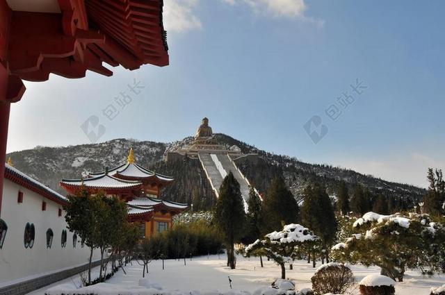 大佛 雪景 古建筑 房屋 蓝天 美景 白云 树木 山峰