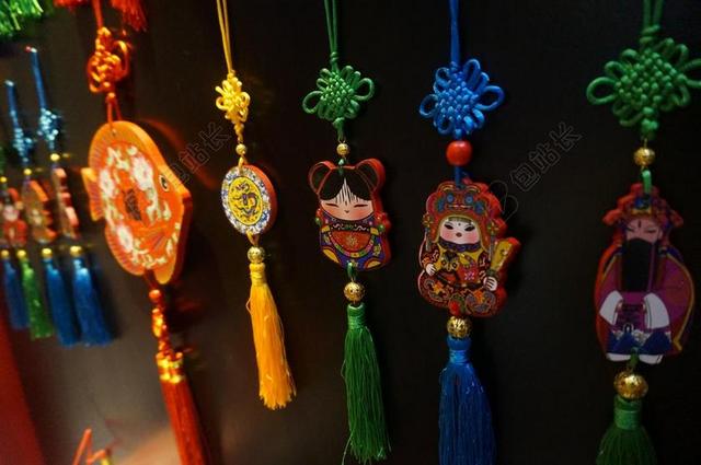 营销销售挂饰福娃背景图片