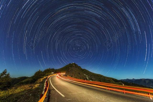 山 路 夜 晚上 天空 灯 路面 公路 丘陵