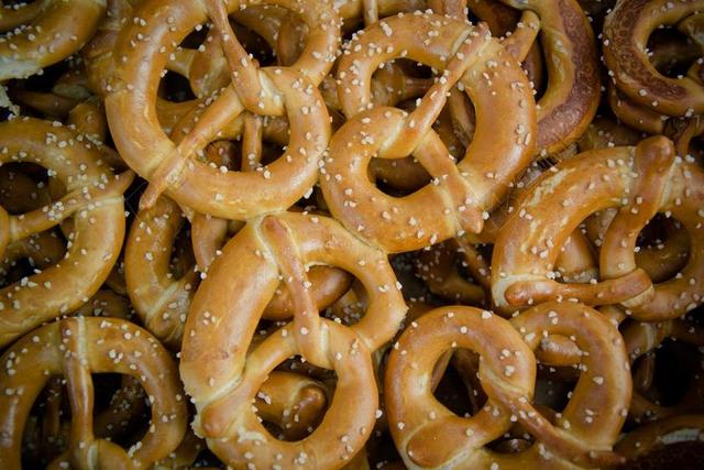 脆饼干 椒盐卷饼 GEBILDBROT 生面团 咸 盐崩溃