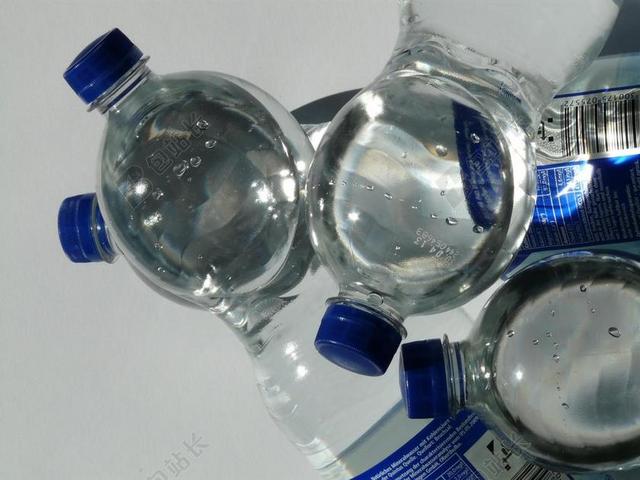 广告清新矿泉水塑料瓶背景图片