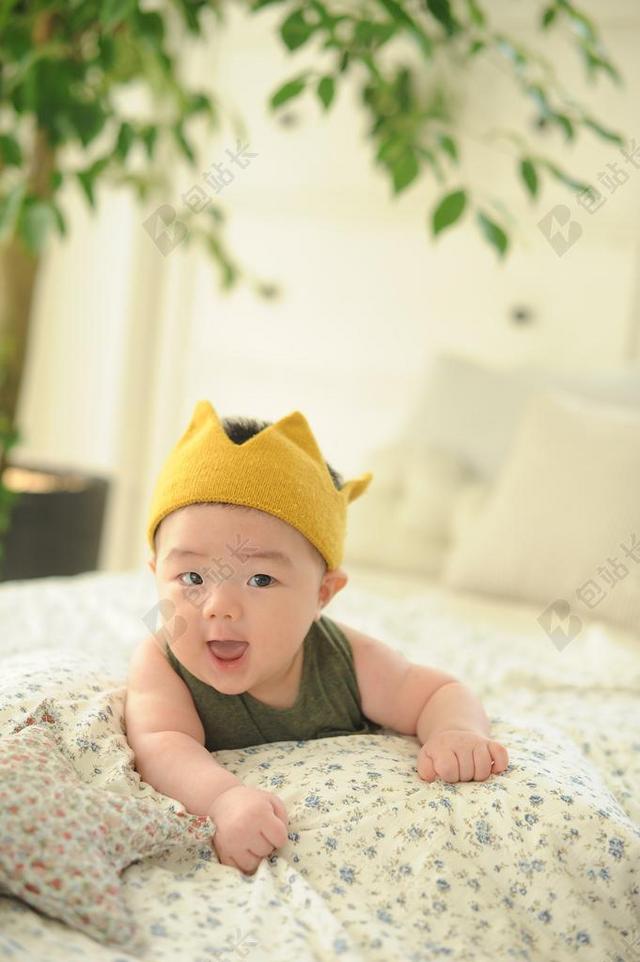 唯美婴儿爬地背景图片