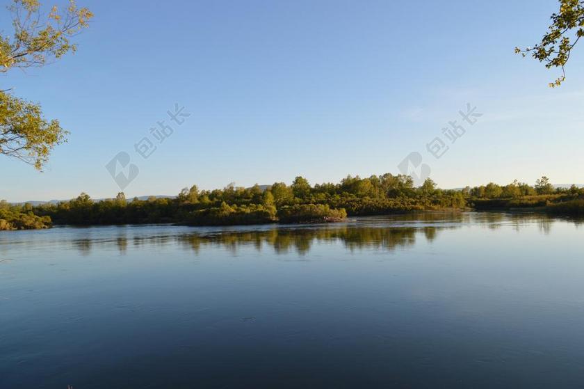 旅游清新水中倒影秋天的河背景图片