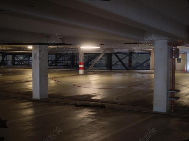 多层停车场 在晚上 空 黑 很奇怪 停车场水平 地下停车场