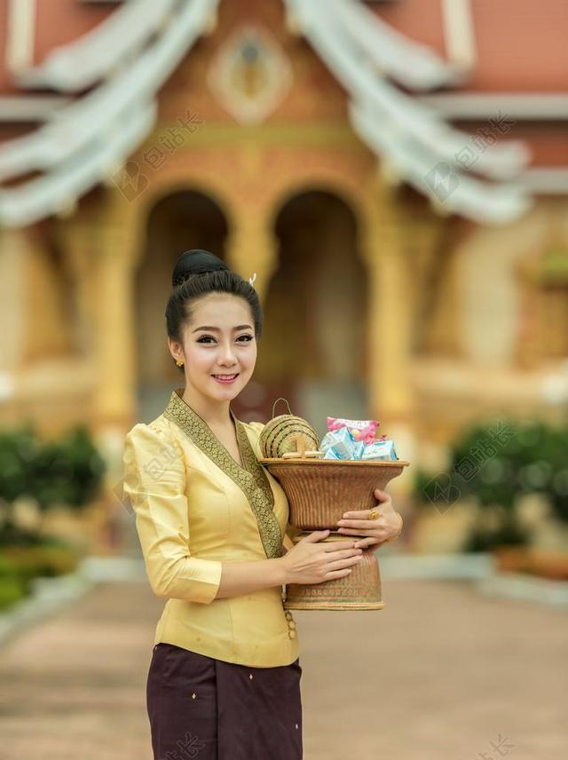 摄影时尚苗族女性手上拿着篮子背景图片