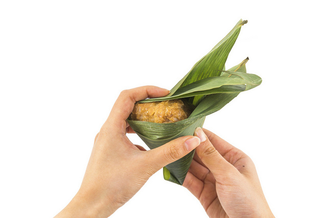 中国传统节日端午节包粽子