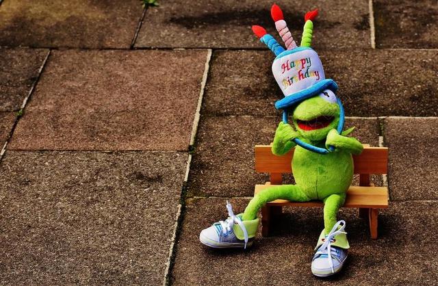 广告时尚青蛙公仔生日背景图片