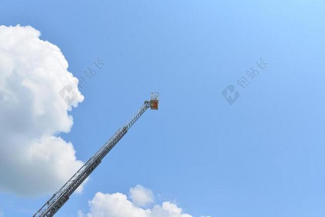 天空旋转台钢梯背景图片