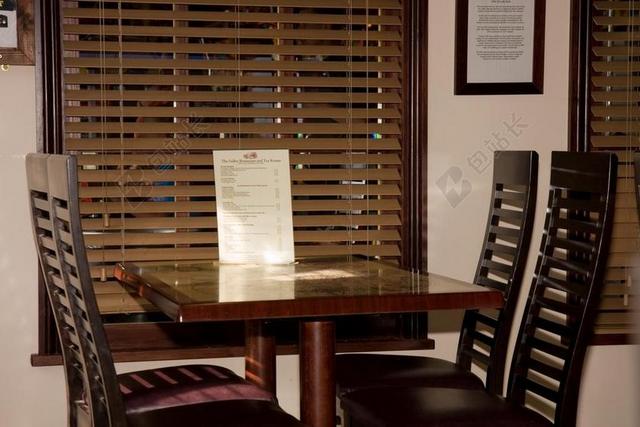 餐厅 咖啡厅 小酒馆 小餐馆 座位 椅子 表 菜单 百叶窗帘