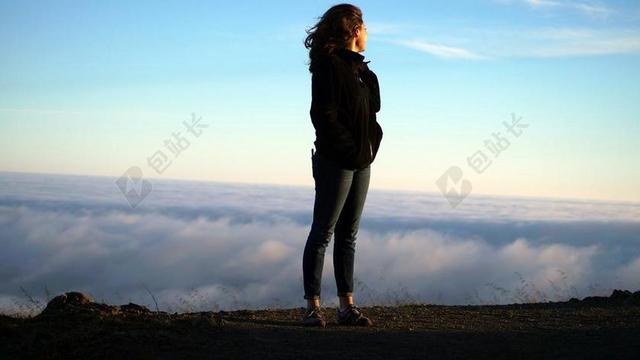 黑色人背影悬崖边的女人背景图片