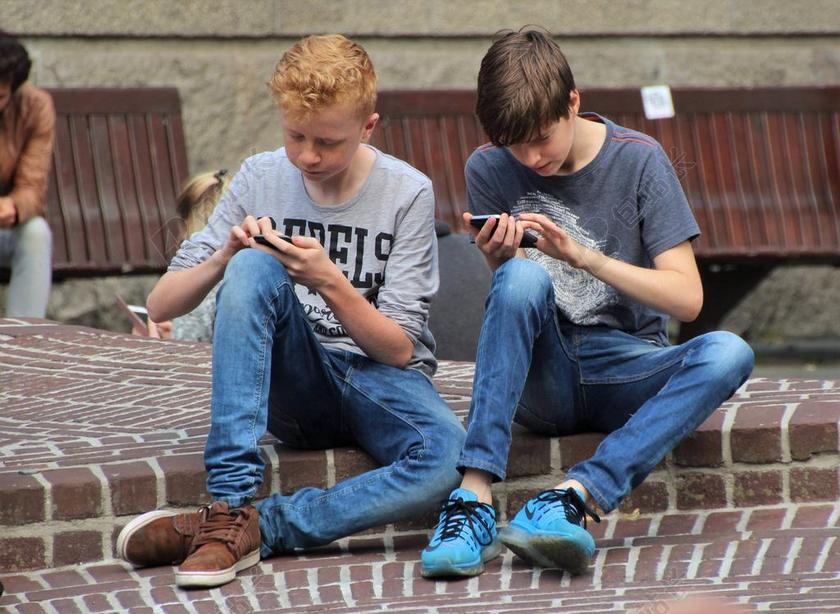 互联网科技打宠物小精灵的人背景图片