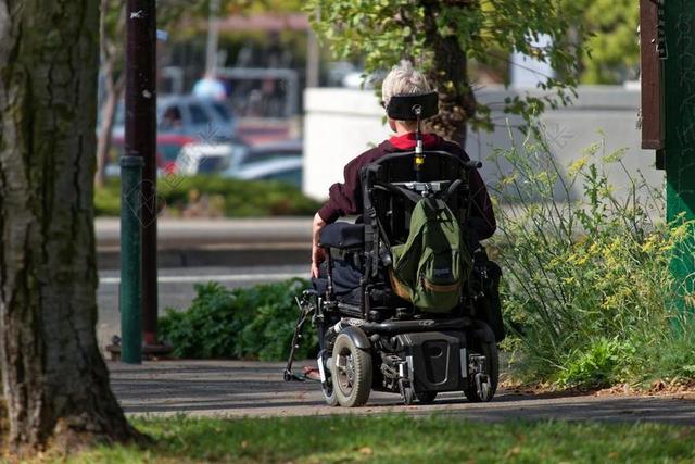 电动轮椅 轮椅 老人 男子 机动车 背包 阳光灿烂的日子 路面