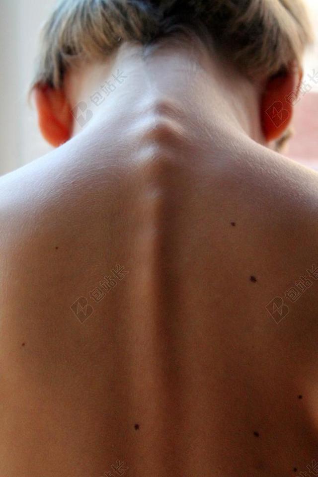 清新男子脊柱背景图片