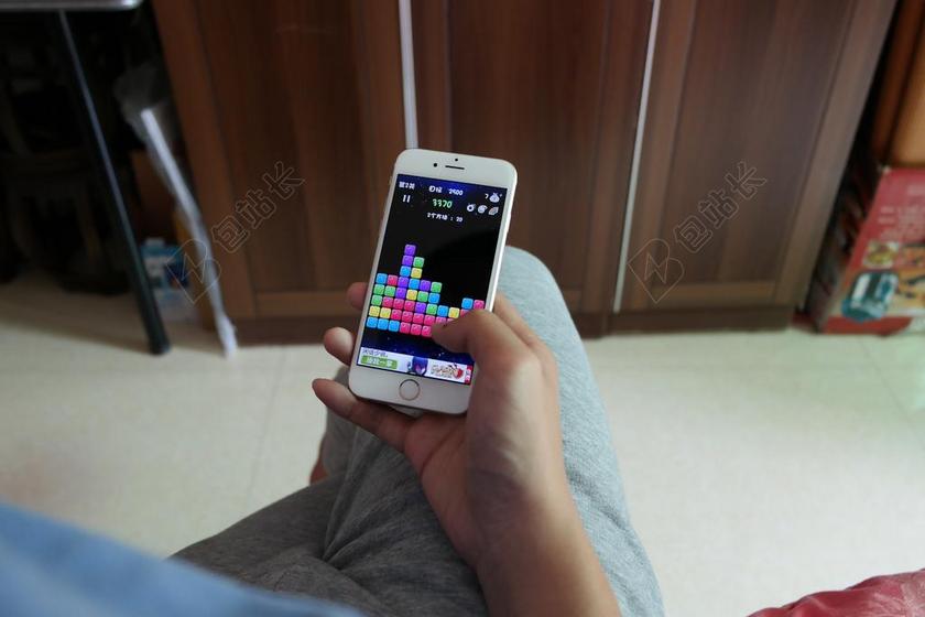 广告时尚玩手机游戏背景图片