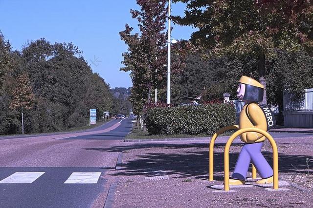 艺术时尚人行横道过马路公仔背景图片