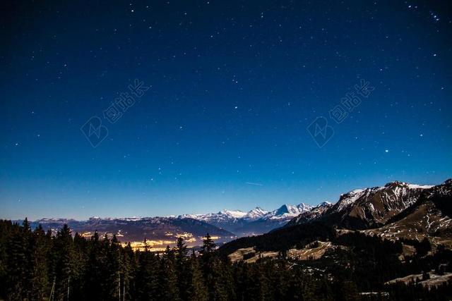 繁星点点的天空 明星 山 长时间曝光 傍晚的天空 瑞士
