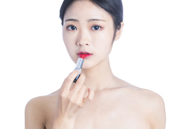 美容人物美女涂口红PNG素材