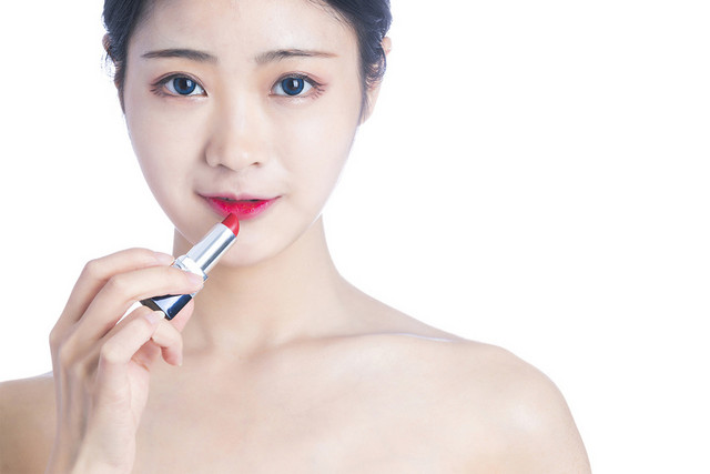 美容人物美女涂口红PNG素材