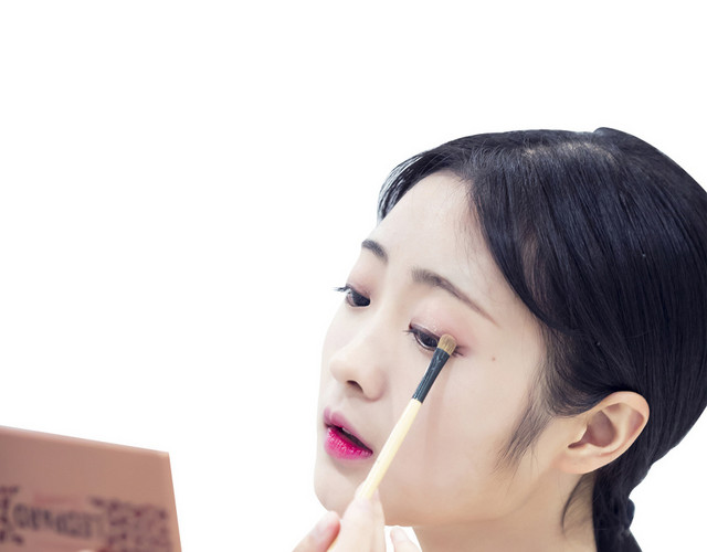 美容人物美女化妆涂眼影PNG素材