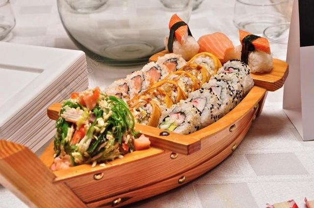 餐饮唯美寿司船背景图片