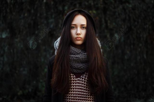 广告时尚森林里柔情的女性模特背景图片