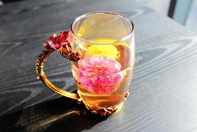 餐饮唯美玫瑰花冠茶背景图片