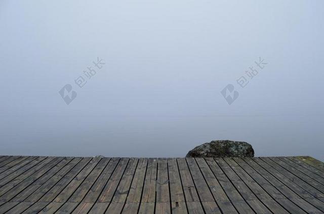 板 木材 码头 坞站 雾 薄雾 神秘 水 石 天空 灰色