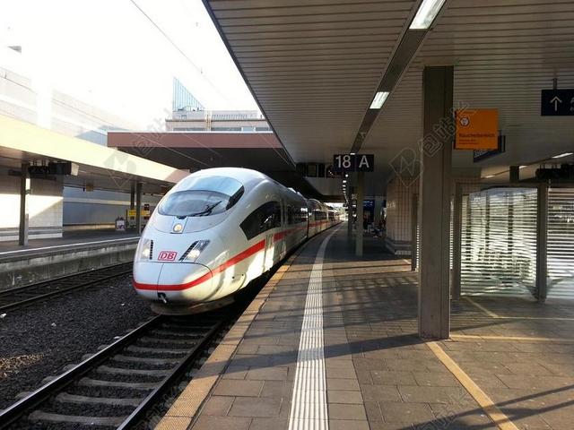 旅游自然火车站站台等候列车背景图片