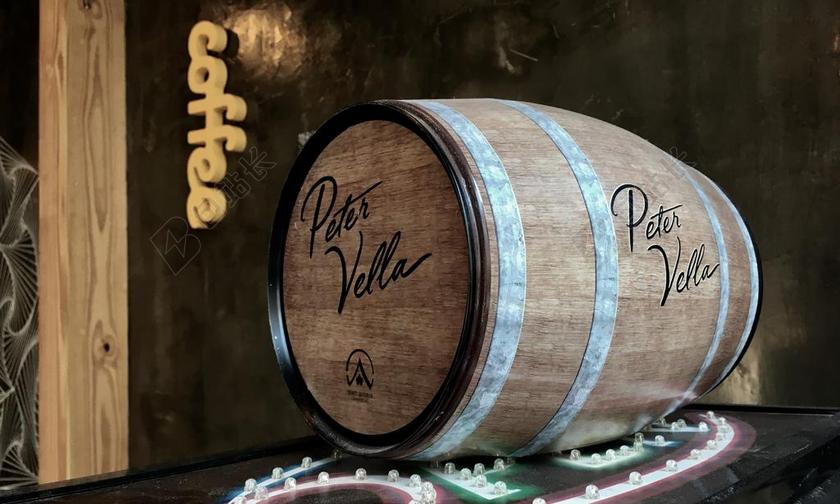 橡木桶。 咖啡馆 酒桶