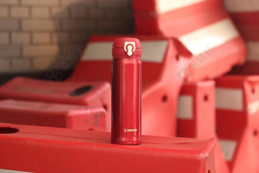 热水瓶 红色保温杯 杯具熊 焖粥