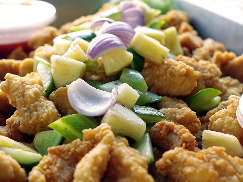 鱼块 油炸 鱼 金 脆皮 海鲜 煮熟的 洋葱 黄瓜 菠萝
