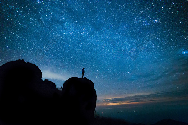 炫丽星空背景悬崖蓝色星空背景