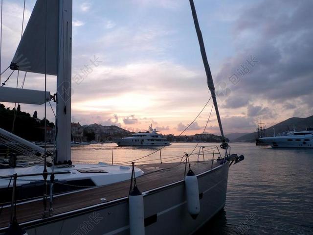 海上唯美夕阳下航行背景图片