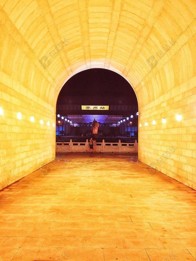 苏州火车站雕塑通道夜景背景图片