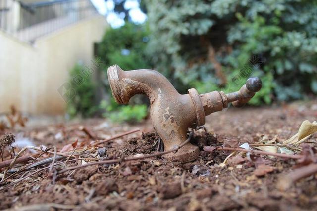 水龙头 自来水 土地 土壤 干 地下水