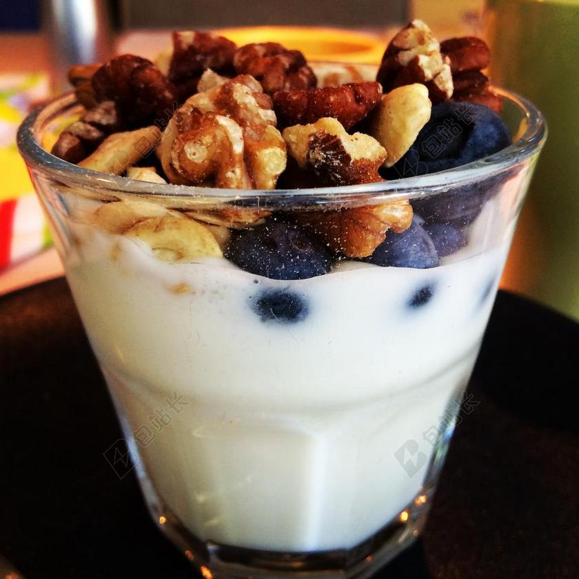 坚果牛奶蓝莓营养健康早餐背景图片