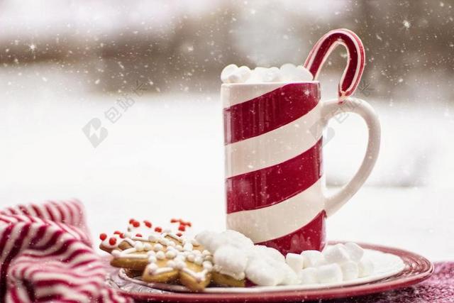 红色杯子可可热巧克力饮料圣诞节下雪背景图片