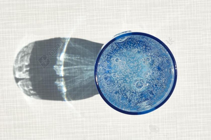 水 矿泉水 喝 玻璃 BON AQUA 碳酸 影子 夏天