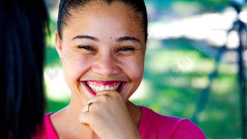 广告时尚微笑的女性模特背景图片