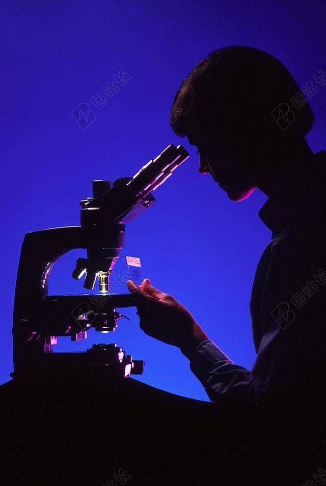 医学医疗科学家用显微镜做实验背景图片