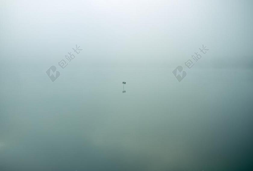 湖面上白色的雾气背景图片