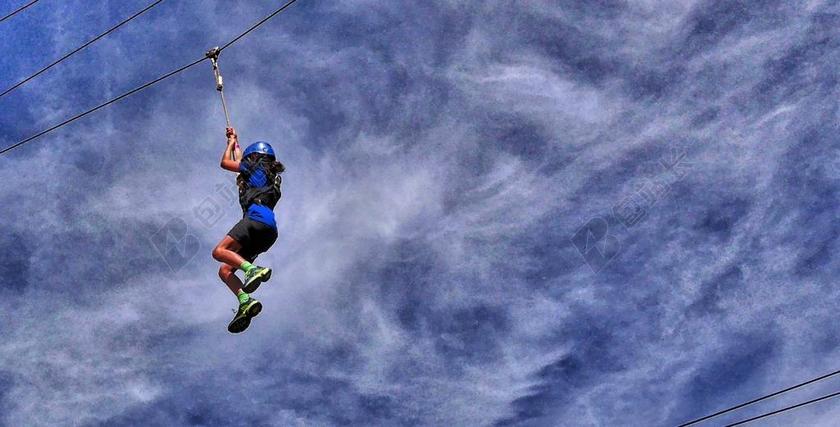 天空缆绳上的女孩背景图片