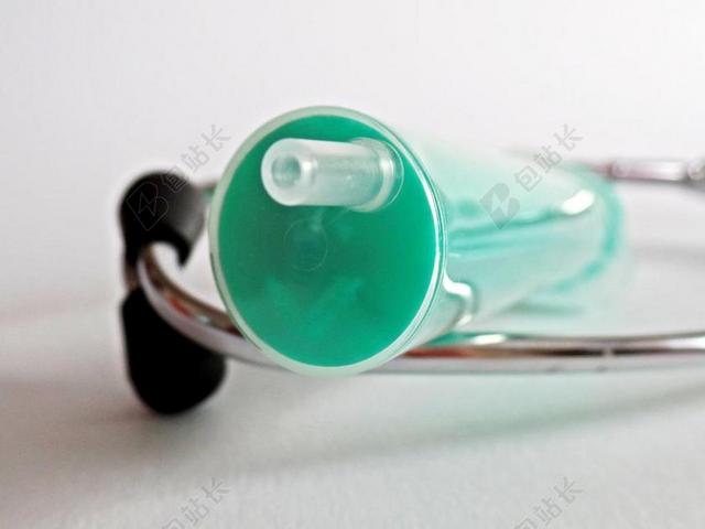 医学医疗听诊器和注射器宣传背景图片