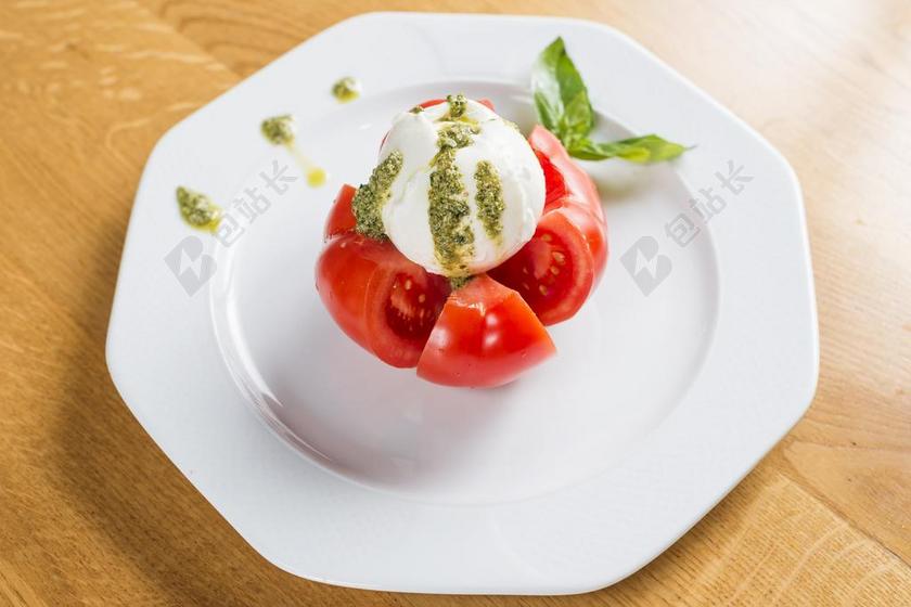 盘子里的番茄和鸡蛋背景图片