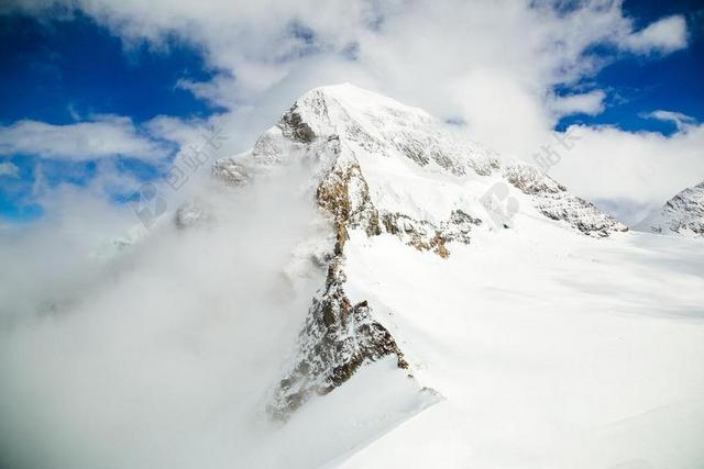 白色的巍峨雪山背景图片