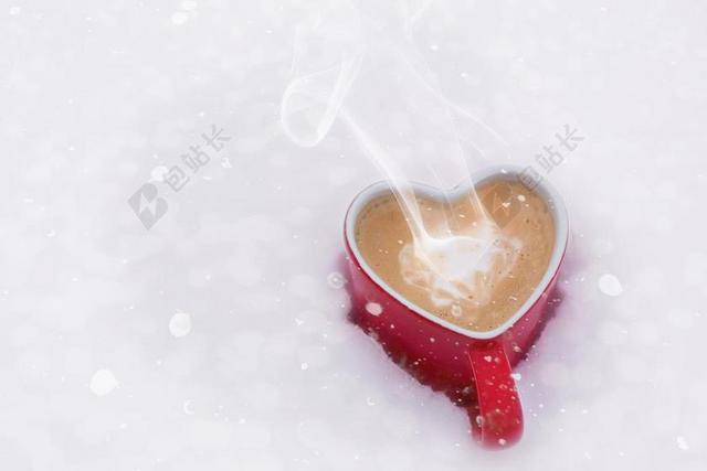 雪地里红色的咖啡杯背景图片