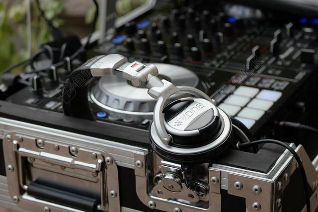 DJ 音乐 设备 庆典 娱乐 婚礼 接待处 头戴式耳机