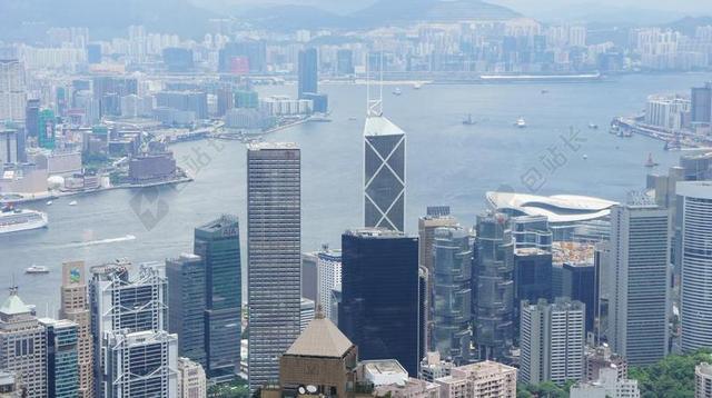 海边的现代都市背景图片